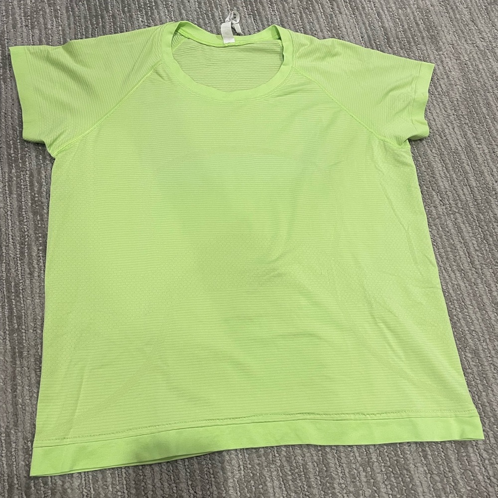 Lululemon neon yellow Swiftly Tech Short-Sleeve Shirt 2.0
Waist Length SIZE 12